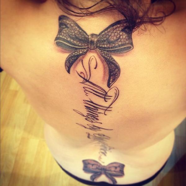 tatouage nuque femme noeud