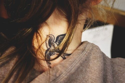 tatouage nuque femme oiseau