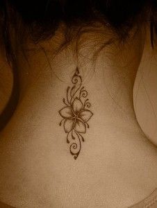 tatouage nuque fleur polynésienne