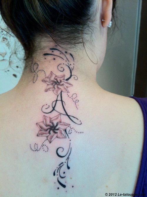 tatouage nuque fleur polynésienne