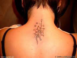 tatouage nuque fleur polynésienne