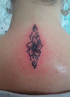 tatouage nuque fleur polynésienne