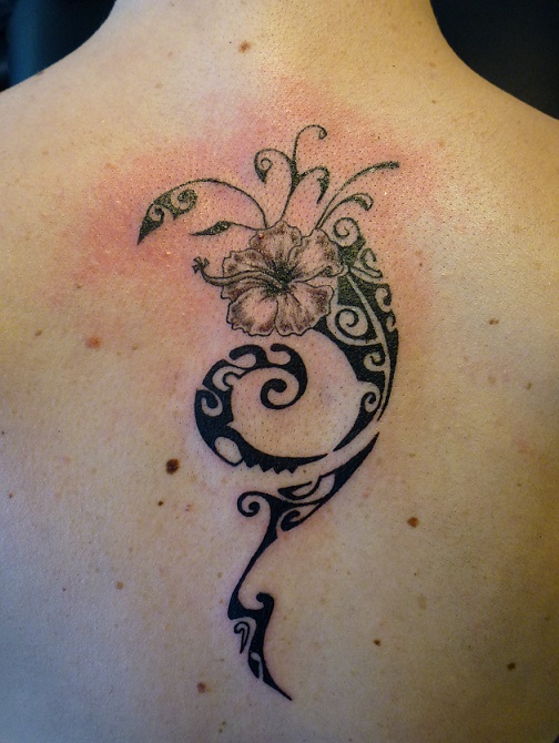 tatouage nuque fleur polynésienne