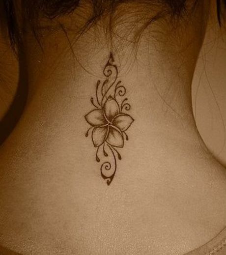 tatouage nuque fleur tribal