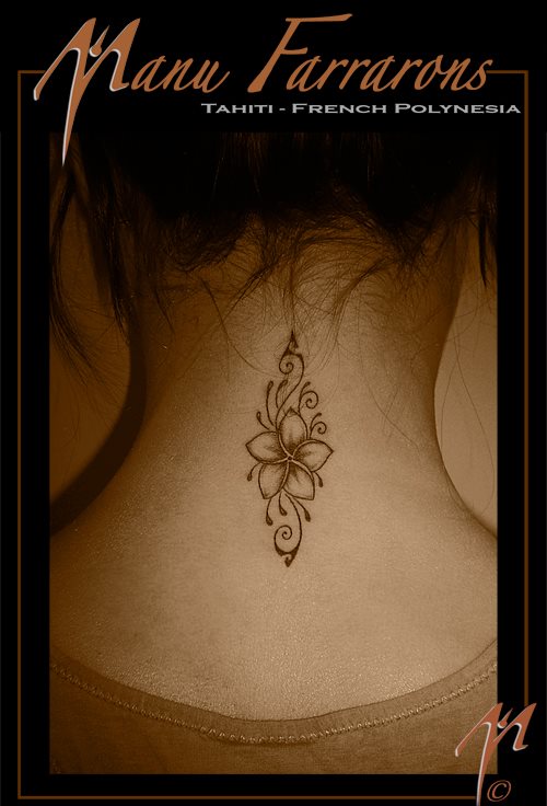 tatouage nuque fleur tribal