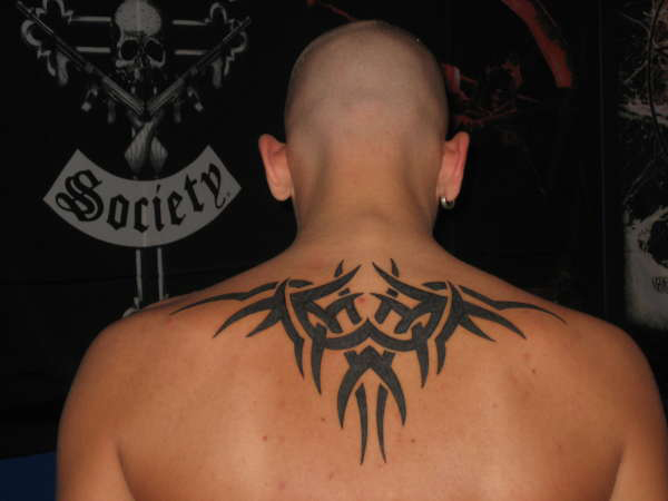 tatouage nuque homme tribal
