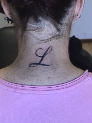 tatouage nuque lettre