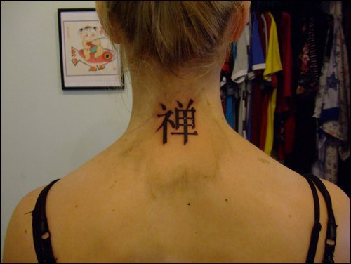 tatouage nuque lettre