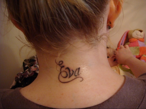 tatouage nuque lettre