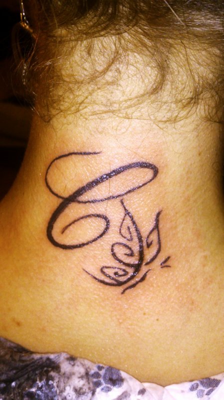 tatouage nuque lettre