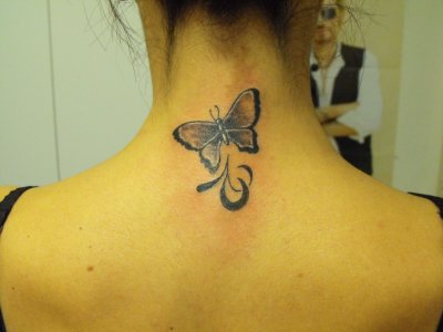 tatouage nuque papillon