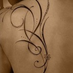 tatouage oiseau arabesque