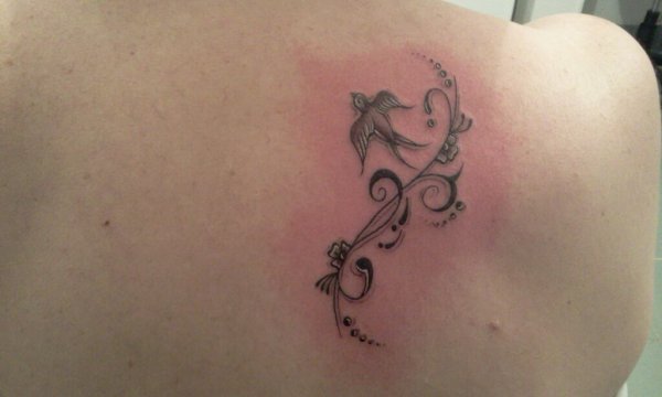 tatouage oiseau arabesque