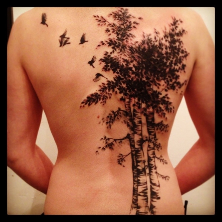 tatouage oiseau arbre