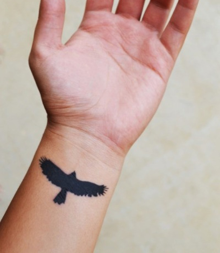tatouage oiseau au poignet