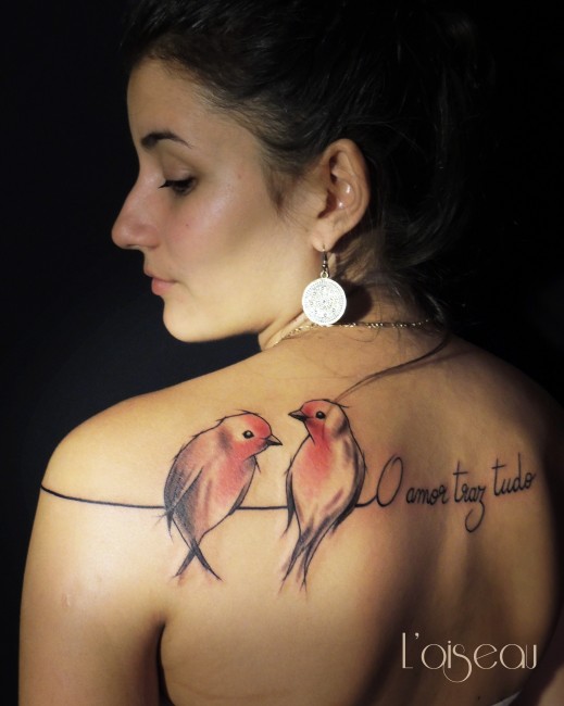 tatouage oiseau avec fleur
