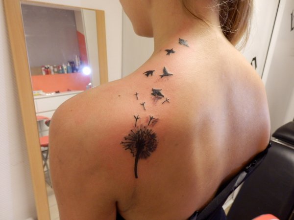 tatouage oiseau avec fleur