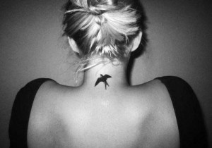 tatouage oiseau bas du dos