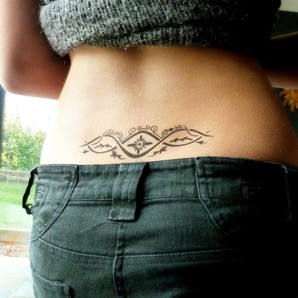 tatouage oiseau bas du dos