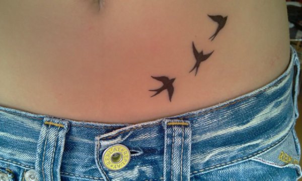tatouage oiseau bas du ventre