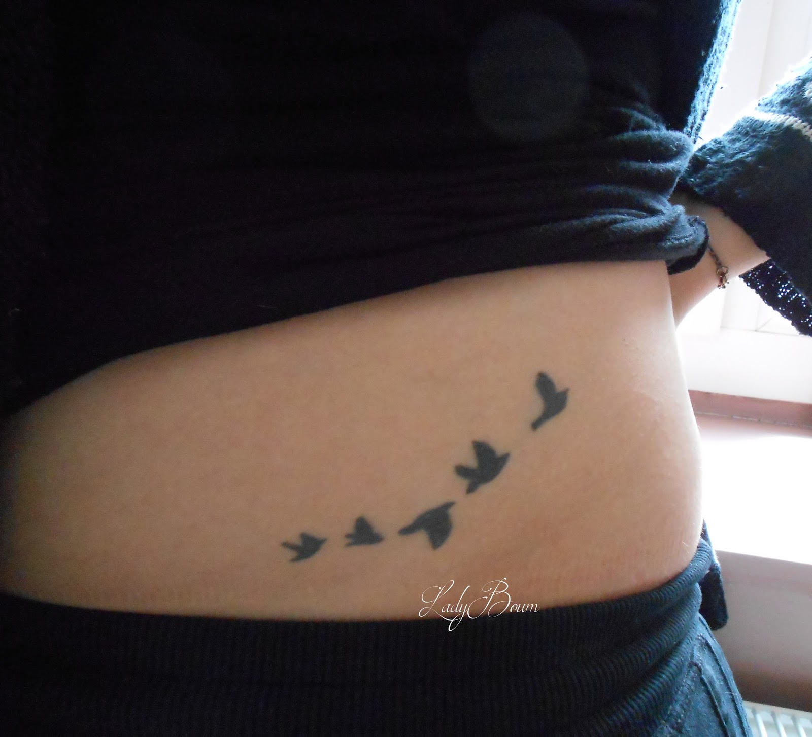 tatouage oiseau bas du ventre
