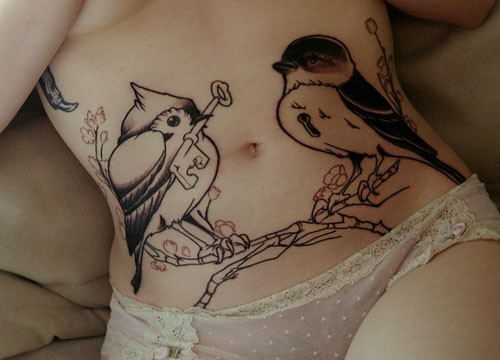 tatouage oiseau bas ventre