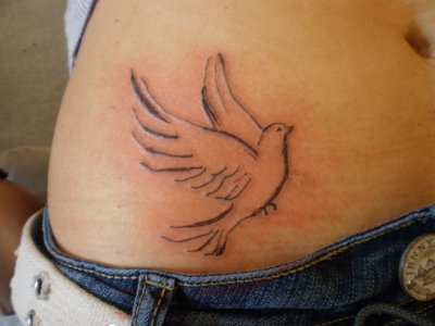 tatouage oiseau bas ventre
