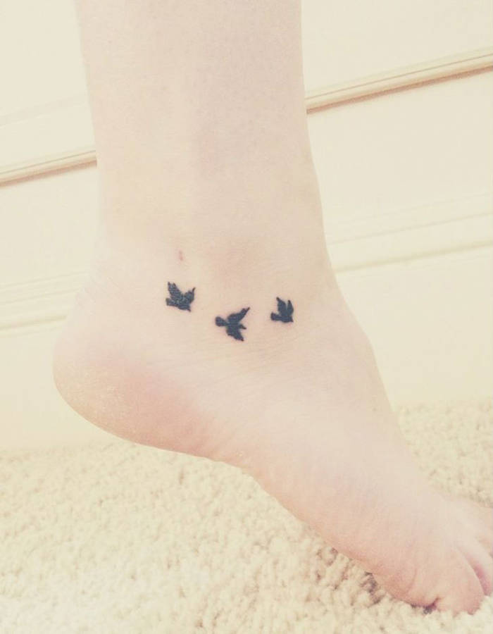Tatouage oiseau cheville