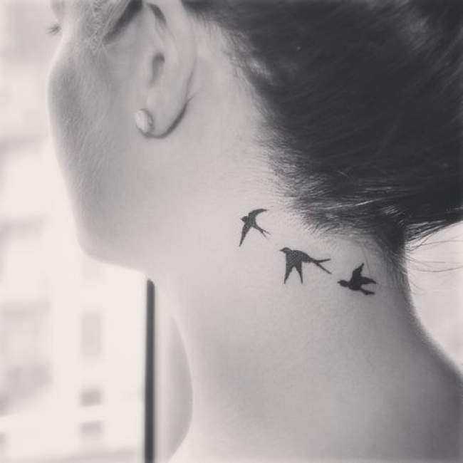 tatouage oiseau dans la nuque