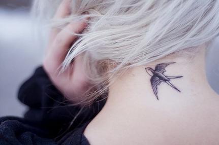 tatouage oiseau dans la nuque