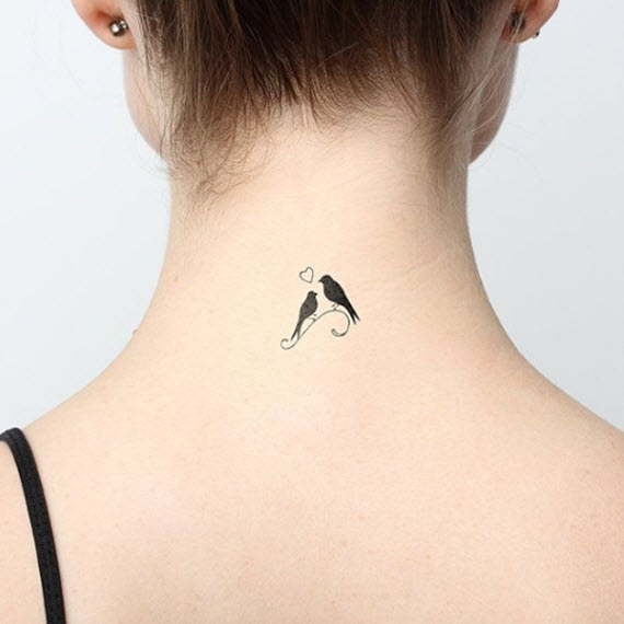tatouage oiseau dans la nuque