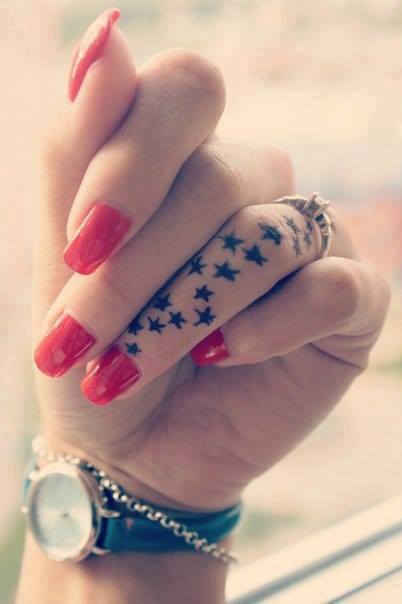 tatouage oiseau doigt
