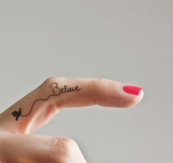 tatouage oiseau doigt