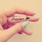 tatouage oiseau doigt