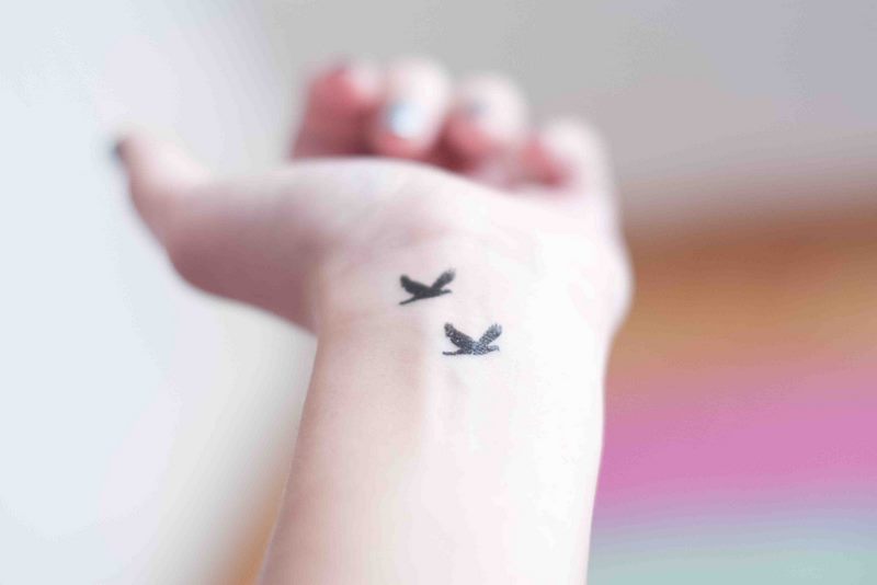 tatouage oiseau doigt