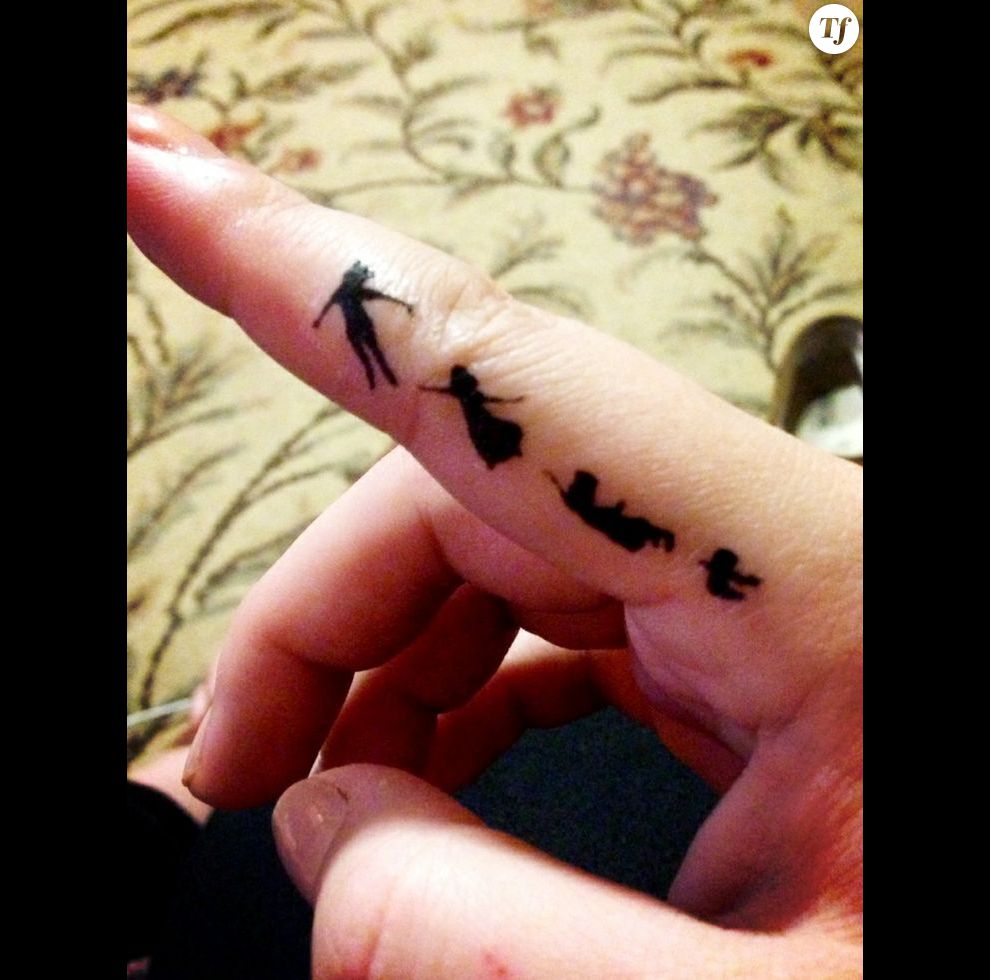 tatouage oiseau doigt