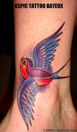 Tatouage oiseau en couleur