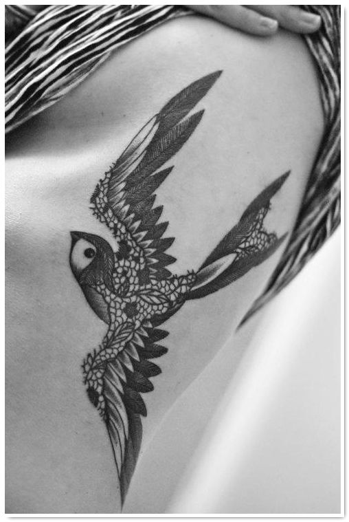 tatouage oiseau en dentelle