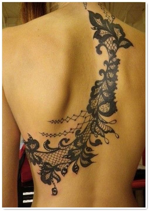 tatouage oiseau en dentelle