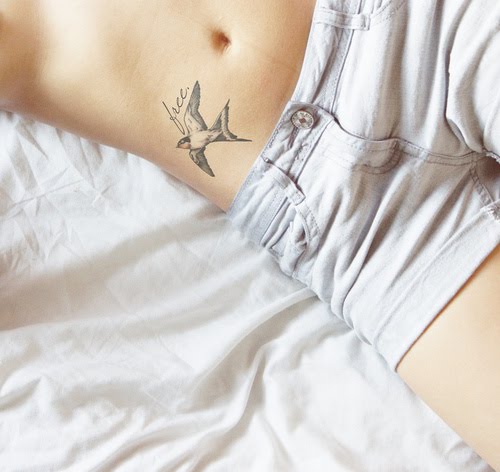 tatouage oiseau fin
