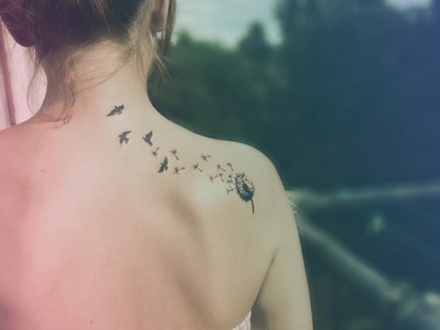 tatouage oiseau fleur