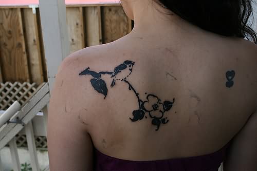 tatouage oiseau fleur