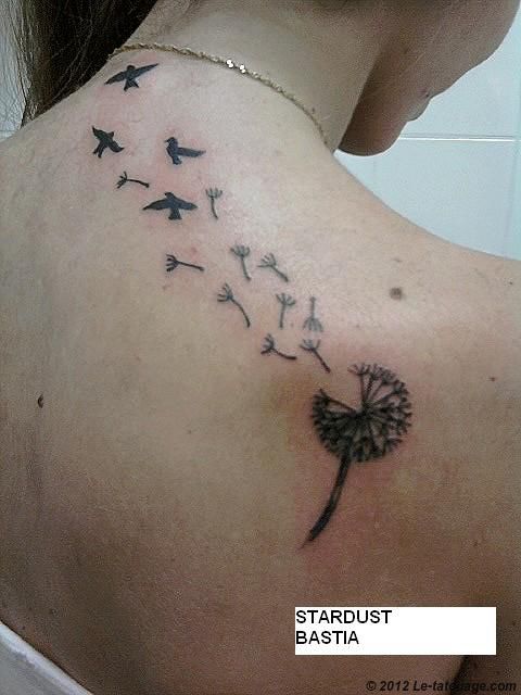 tatouage oiseau fleur