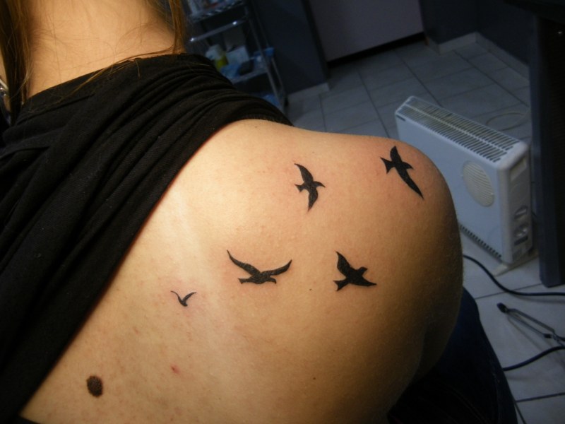 tatouage oiseau mollet