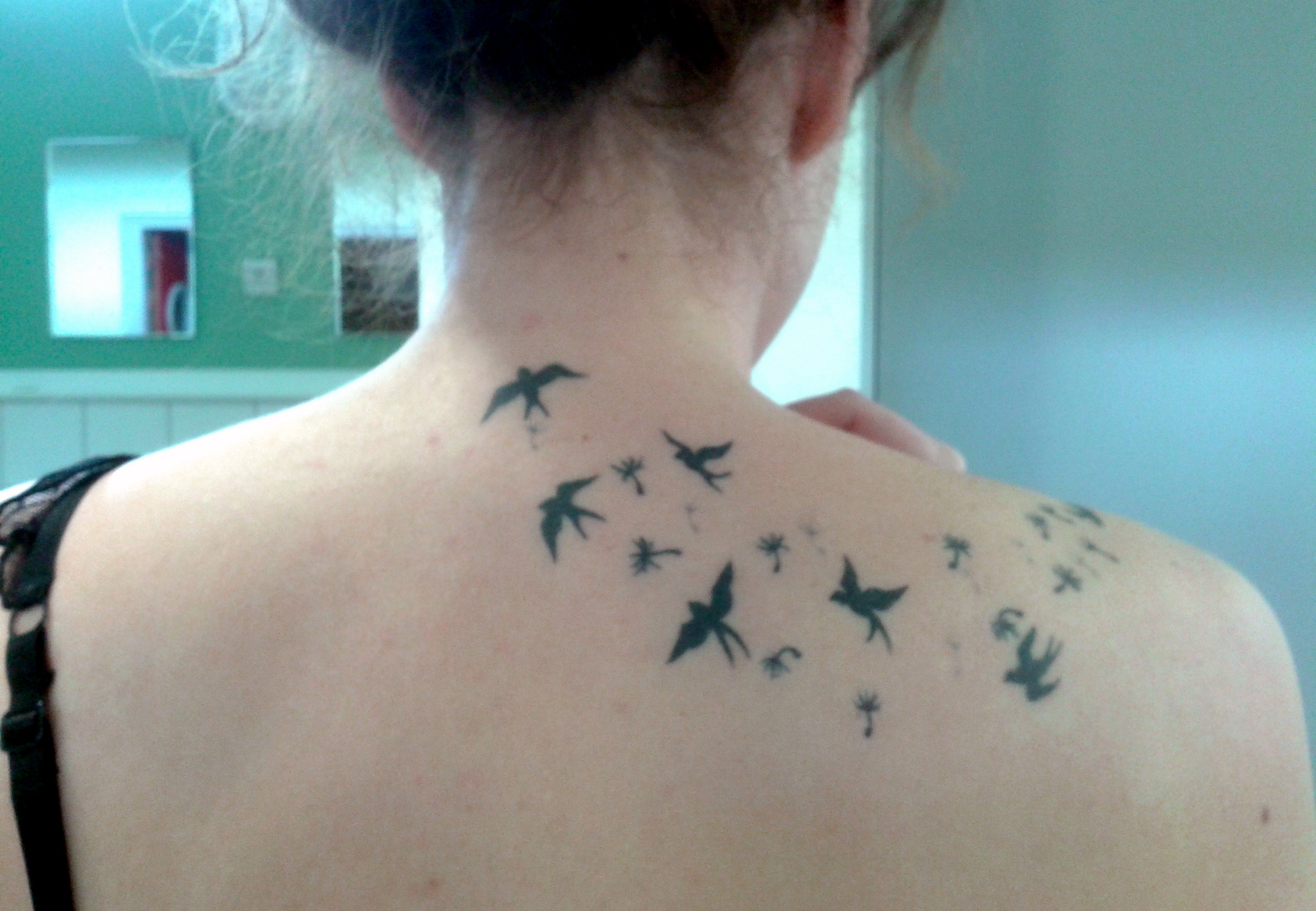 tatouage oiseau noir et blanc