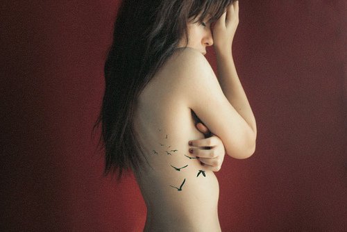 tatouage oiseau qui s'envole poitrine