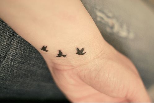 tatouage oiseau qui s'envole poitrine