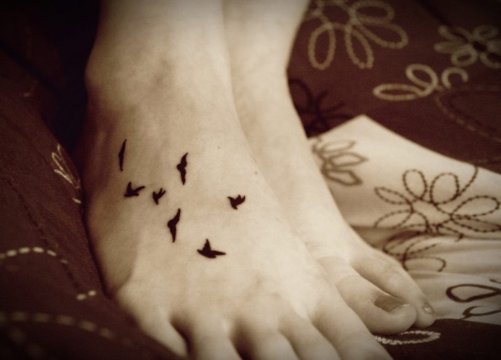 tatouage oiseau sur le pied