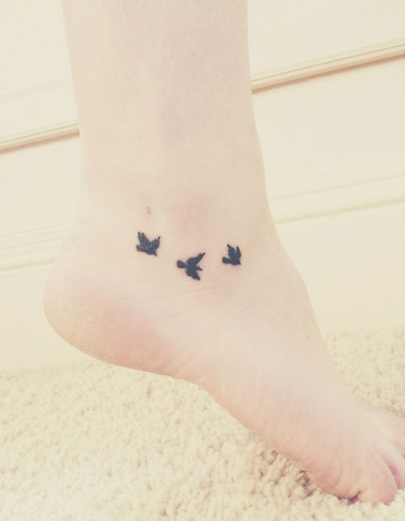 tatouage oiseau sur le pied