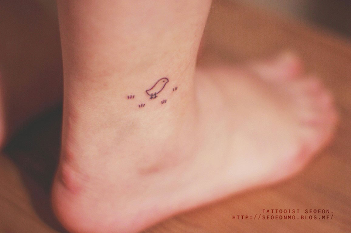 tatouage oiseau sur le pied